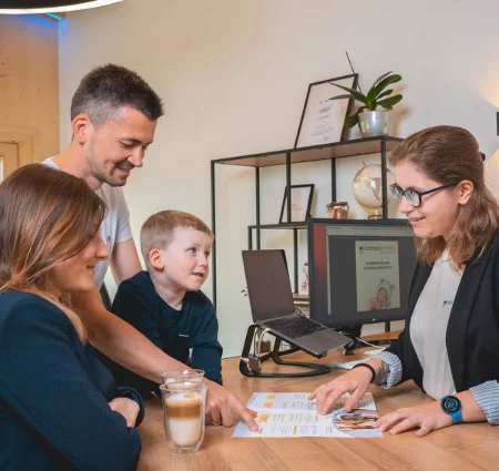 Eine Familie lässt sich von einer Elterngeldberaterin der Elterngeldexperten persönlich beraten