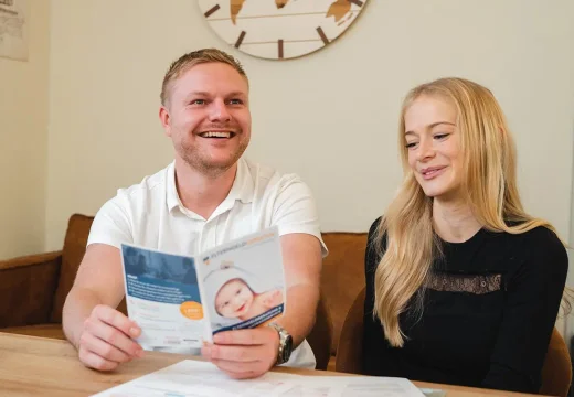 Familie freut sich über optimiertes Elterngeld nach professioneller Beratung
