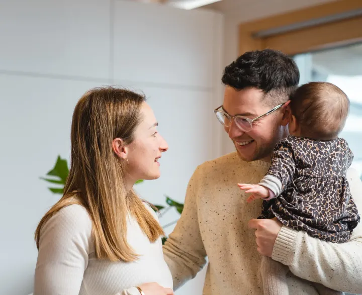 Elterngeldberatung – glückliche Familie mit Baby nach erfolgreicher Beratung